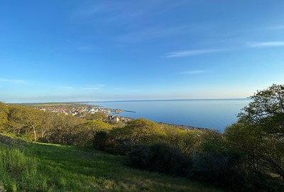 Upptäck Kullabergs naturreservat; raukar, grottor och vida vyer