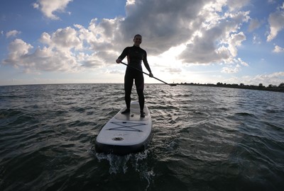 Höllviken erbjuder möjligheter till strandnära paddling längs stränder eller genom Falsterbokanalen