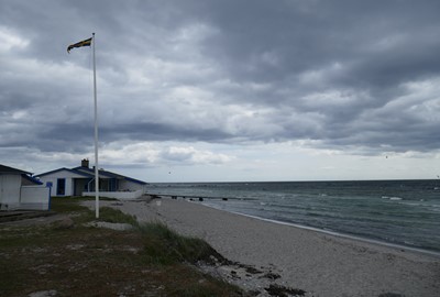 Optimal vindriktning är sydost, mest lämpligt för erfaren kitesurfare.