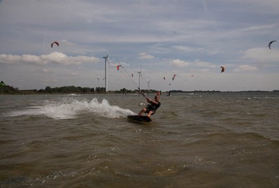 Lundåkra är ett bra ställe för nybörjare och avancerade åkare pga. platt & långgrunt vatten.