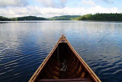 Hjälmsjön är känd av både kanotister och roddare för sitt spegelblanka vatten