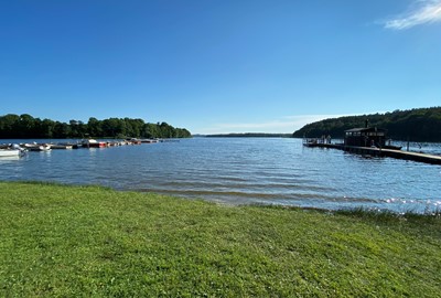 Sövdesjön är en fin liten sjö i den lilla orten Sövde. Man kan hyra kajaker/kanoter samt paddla SUP