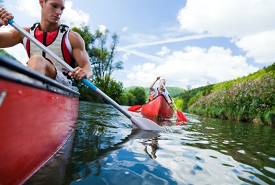 Åhusrundan erbjuder både å- & kustpaddling och går från Åhus till Helgeån till Hanöbukten till Åhus