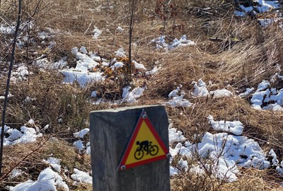 Kul bana med en del snabba utförslöpor. Största delen av banan sträcker sig i barrskog och är oftast ganska torr. Banan passar nybörjare till erfarna cyklister.