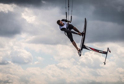 Ingen nybörjarställe pga. stora vågor som blir bäst vid nordvästliga vindar.